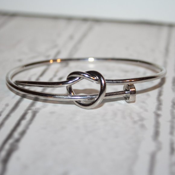 Beautiful tied knot nail bangle bracelet - Picture 1 of 3